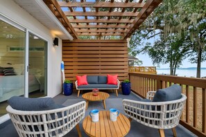 Terrace/patio - Charming 3-bedroom house with dock house on Lake Talquin in Tallahassee, Fl. (Tallahassee)