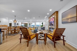 Smart TV, fireplace - Charming 3-bedroom house with dock house on Lake Talquin in Tallahassee, Fl. (Tallahassee)