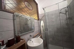 Dusch, hårtork, bidé och handdukar