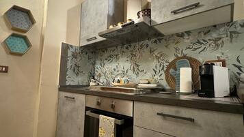 Kühlschrank, Ofen, Wasserkocher mit Kaffee-/Teezubehör, Wasserkocher