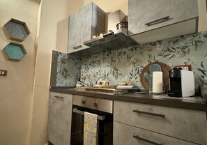 Kühlschrank, Ofen, Wasserkocher mit Kaffee-/Teezubehör, Wasserkocher