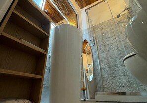 Ducha, secador de pelo, bidet, toallas