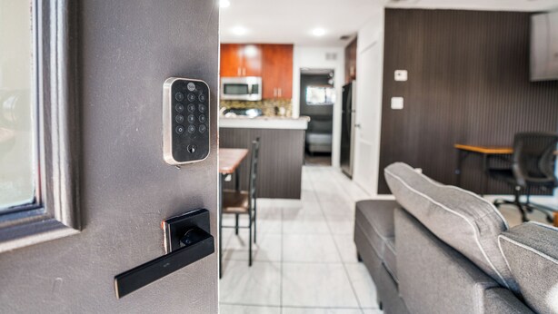 Un interior de autocaravana moderna con kitchenette, comedor y sala de estar.