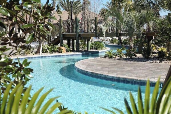 Una piscina al aire libre, una piscina climatizada
