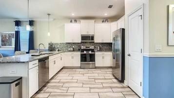 Køleskab, mikrobølgeovn, ovn, kogeplade