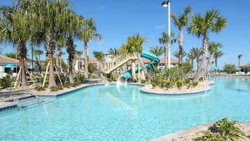 Una piscina al aire libre, una piscina climatizada