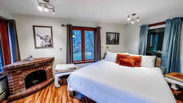 5 bedrooms, desk, iron/ironing board, travel cot