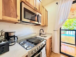 Fridge, microwave, oven, stovetop - Pool House @ Pacific Pearl, Milton Bight (José Santos Guardiola)