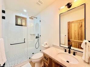 Hair dryer, towels - Pool House @ Pacific Pearl, Milton Bight (José Santos Guardiola)