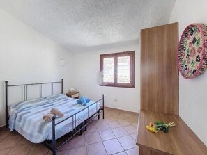 1 bedroom, bed sheets