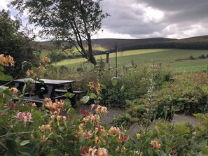 Outdoor dining - The Mill - Amazing spacious mountain escape in Speyside & the Cairngorms (Ballindalloch)
