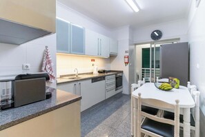 Fridge, microwave, oven, stovetop - Ocean View Flat (Câmara de Lobos)