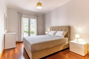 3 slaapkamers, een strijkplank/strijkijzer, gratis wifi, beddengoed