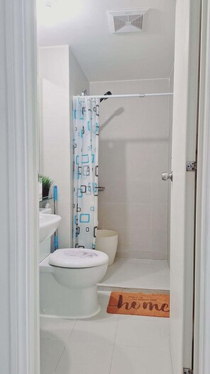 Douche, bidet, serviettes fournies, savon