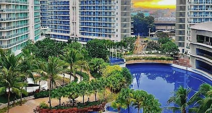 Chic 2-bedroom condo with AC, WiFi in enchanting Parañaque