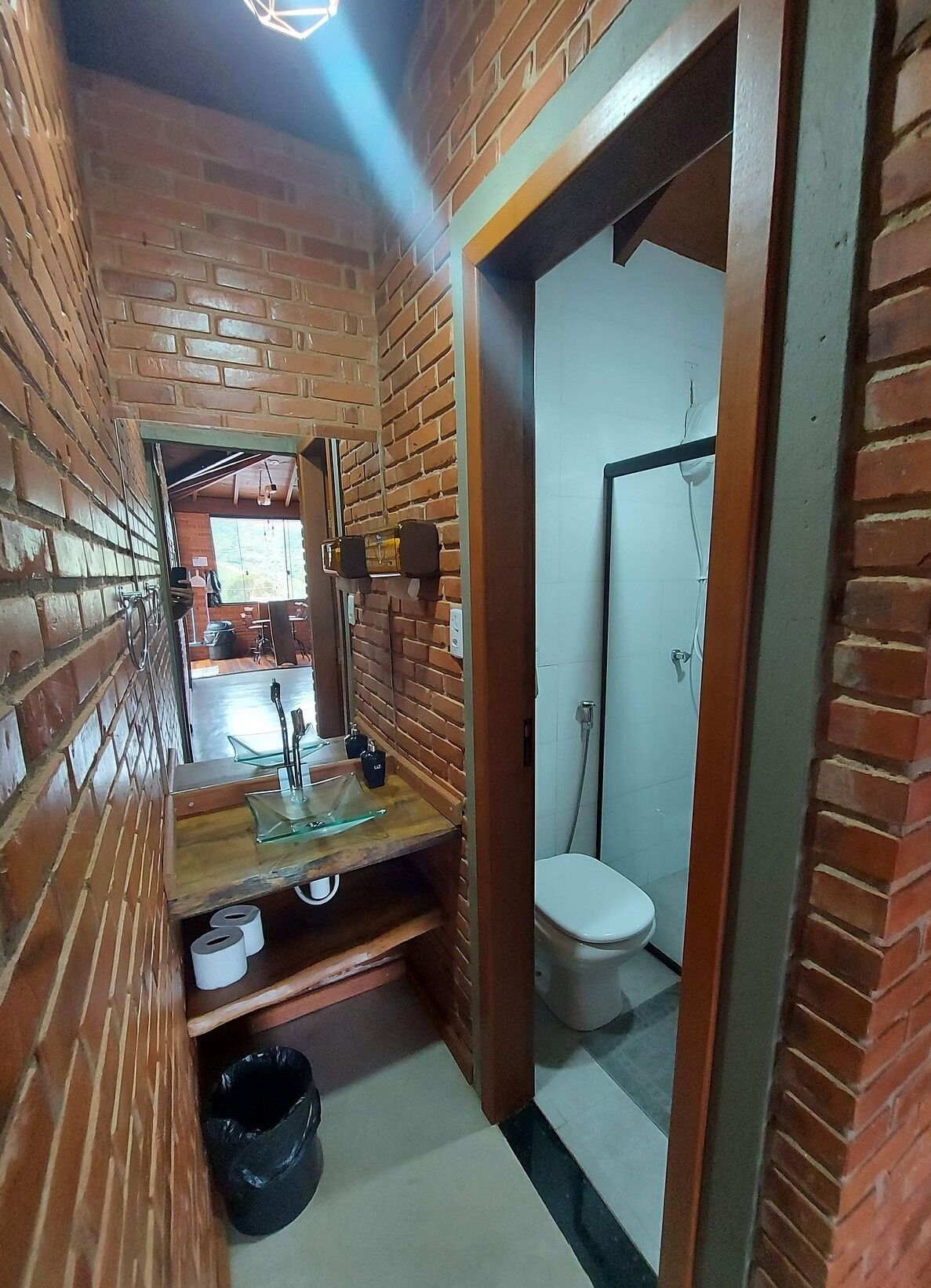 Secador de cabelo, toalhas de banho