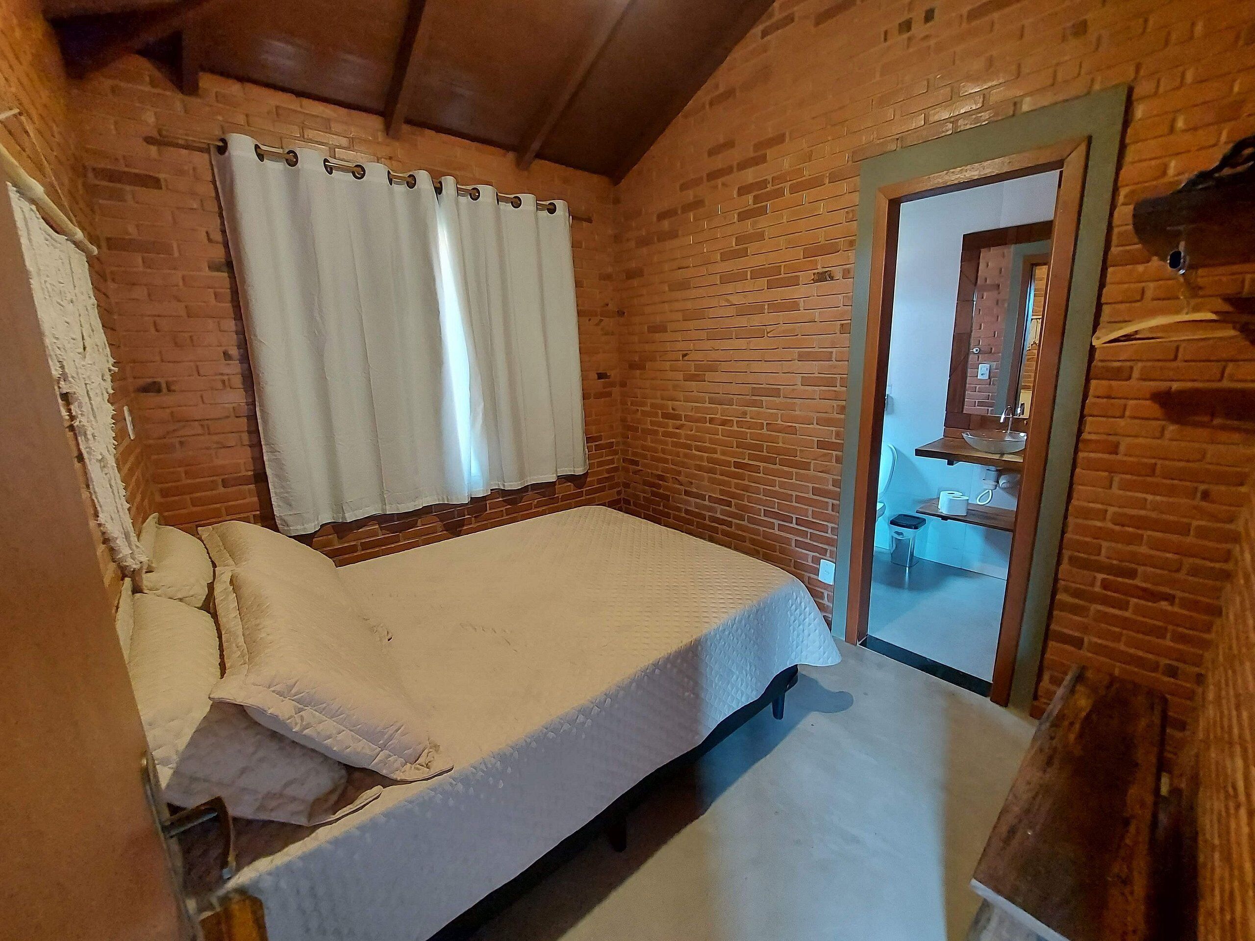 2 quartos, ferros/tábuas de passar roupa, acesso à internet