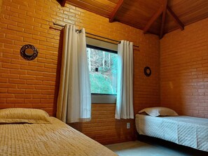 3 bedrooms, iron/ironing board, internet, bed sheets