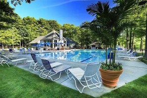 Pool - Cozy 2-bedroom condo with WiFi, AC in enchanting Hidden Valley (Somerset)