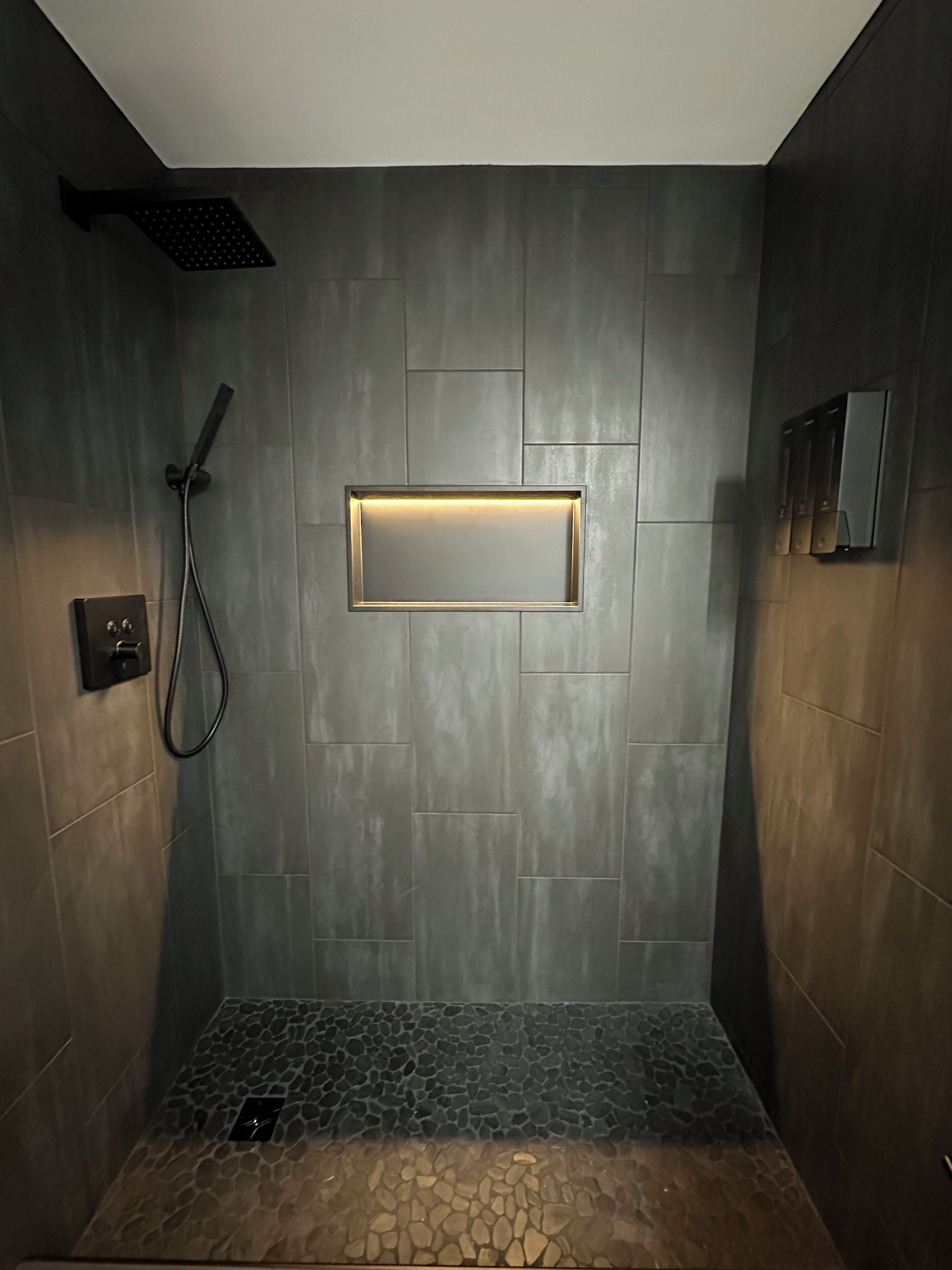 Een douche, een haardroger, handdoeken, zeep