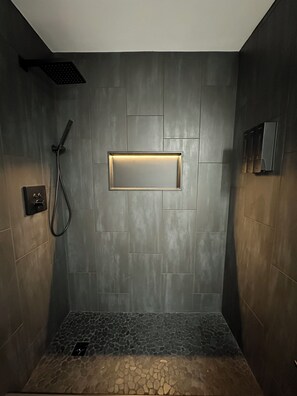 Een douche, een haardroger, handdoeken, zeep