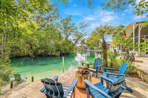 Terrace/patio - Stay directly on crystal clear waters of Weeki Wachee River with your own beach! (weekiwachee)