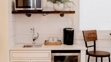 Fridge, coffee/tea maker