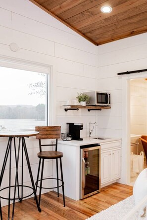 Kjøleskap, kaffetrakter/tekoker og kjøkkenutstyr