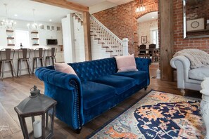 TV - Beautifully Renovated Farmhouse in Jackson, MO (Jackson)