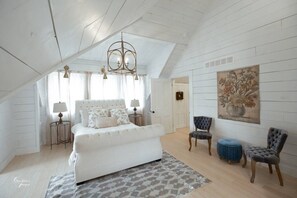 3 bedrooms, desk, iron/ironing board, WiFi - Beautifully Renovated Farmhouse in Jackson, MO (Jackson)