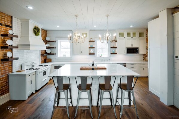 Réfrigérateur, micro-ondes, lave-vaisselle, cafetière/bouilloire