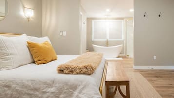 1 bedroom, desk, iron/ironing board, WiFi