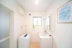 Free toiletries, hair dryer, slippers - Yokkaichi Hazunaka Hotel (Yokkaichi)
