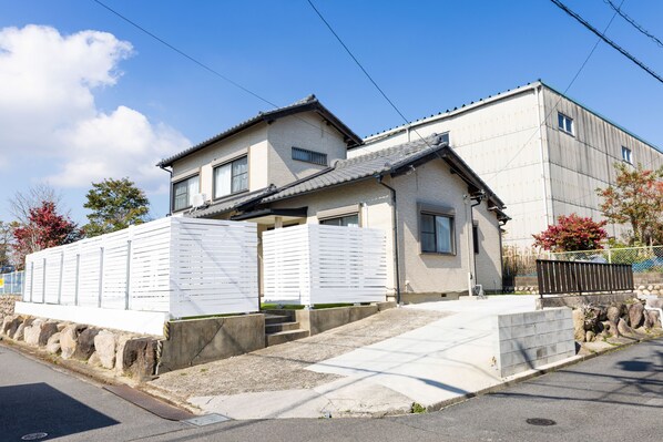 A two-story building with a tiled roof, a front entrance with steps, and a visible window. - Yokkaichi Hazunaka Hotel (Yokkaichi)