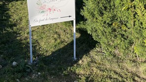 Una señal con texto en francés que indica un lugar llamado 'Les Jardins de l'Oute'.