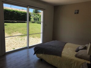 2 chambres, fer et planche à repasser, lit parapluie, draps fournis