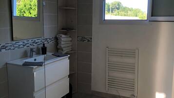 Dusche, Haartrockner, Handtücher, Toilettenpapier