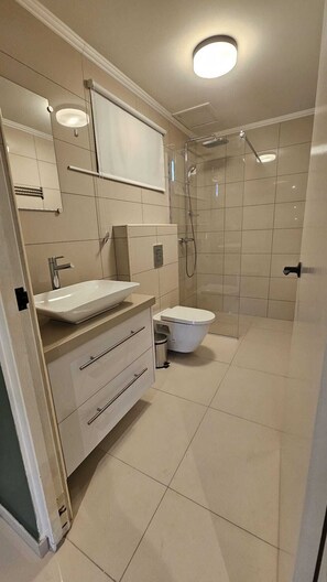 Bruser, hårtørrer, håndklæder, Toiletpapir