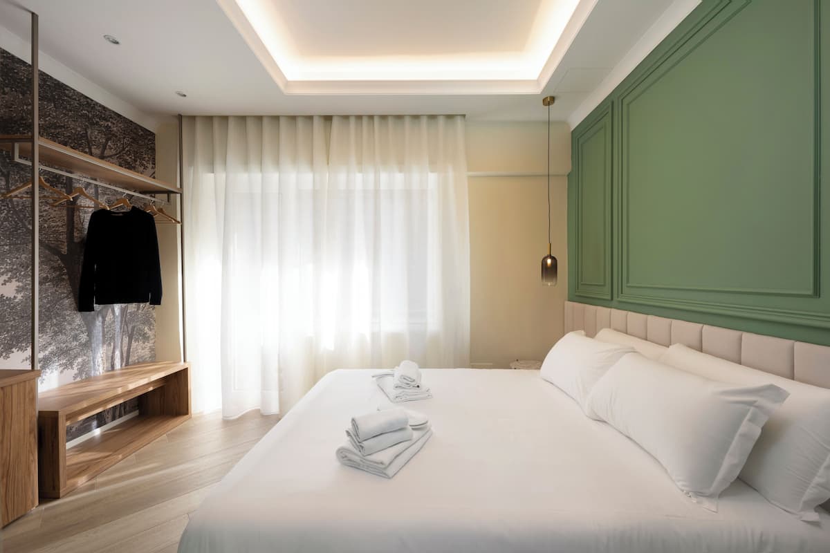Deluxe Room, 1 Bedroom, City View | Meja, ruang kerja komputer riba, Wi-fi percuma