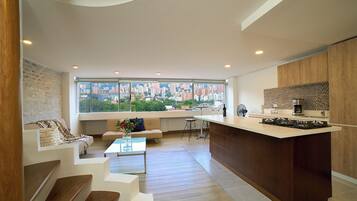 Penthouse | Wohnbereich | 43-Zoll-Smart-TV mit Digitalempfang