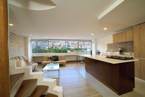 頂樓客房 | 起居區 | 43-吋智慧型電視,提供數位頻道