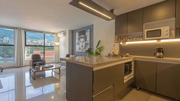 Classic Single Room, 1 Queen Bed, City View | Private kitchen | Fridge, microwave, stovetop, cookware/dishes/utensils