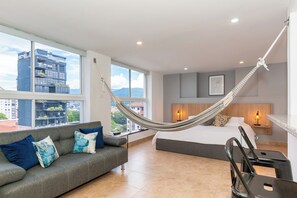 開放式客房 | 起居區 | 43-吋智慧型電視,提供數位頻道