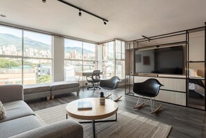 Superior-Studio | Wohnbereich | 43-Zoll-Smart-TV mit Digitalempfang