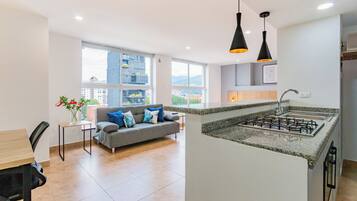 Studio | Eigene KĂŒche | KĂŒhlschrank, Mikrowelle, Herdplatte, Kochgeschirr/Geschirr/Besteck