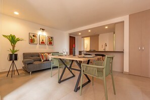 Studio Supérieur, balcon | Salle à manger