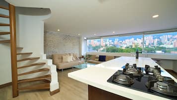 Penthouse | Eigene KĂŒche | KĂŒhlschrank, Mikrowelle, Herdplatte, Kochgeschirr/Geschirr/Besteck