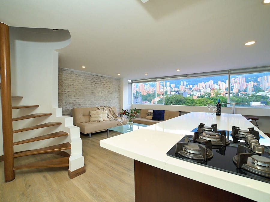 Dúplex Deluxe | Cocina privada | Frigorífico, microondas, placa de cocina y utensilios de cocina