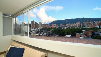 Penthouse | Wohnbereich | 43-Zoll-Smart-TV mit Digitalempfang