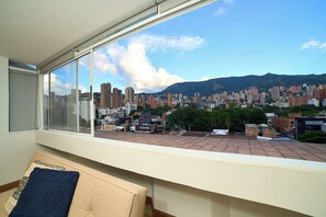 頂樓客房 | 起居區 | 43-吋智慧型電視,提供數位頻道